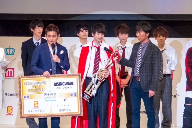 「男子高生ミスターコン2016」でグランプリを受賞したときの写真